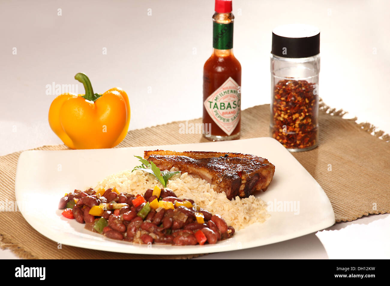 Rote Bohnen und Reis mit Schweinekoteletts Stockfoto