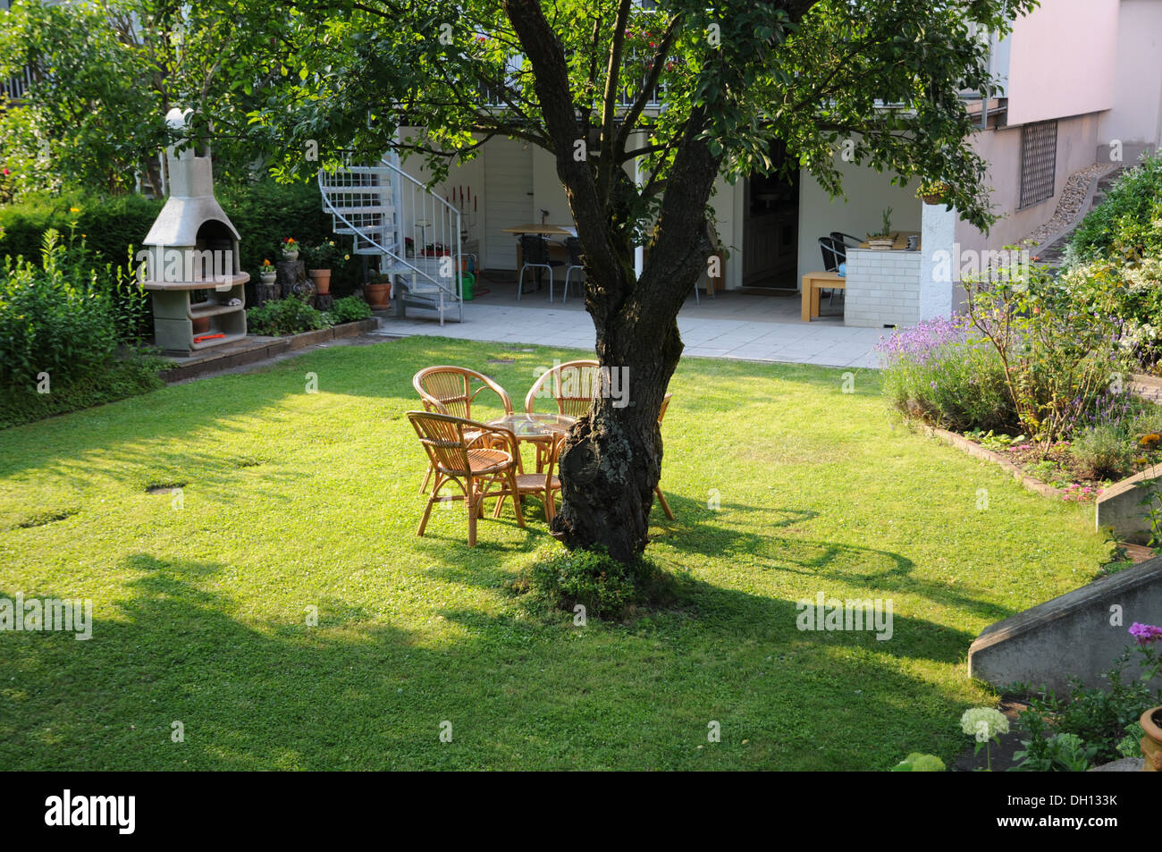 Sitzplatz garten schatten Fotos und Bildmaterial in hoher Auflösung