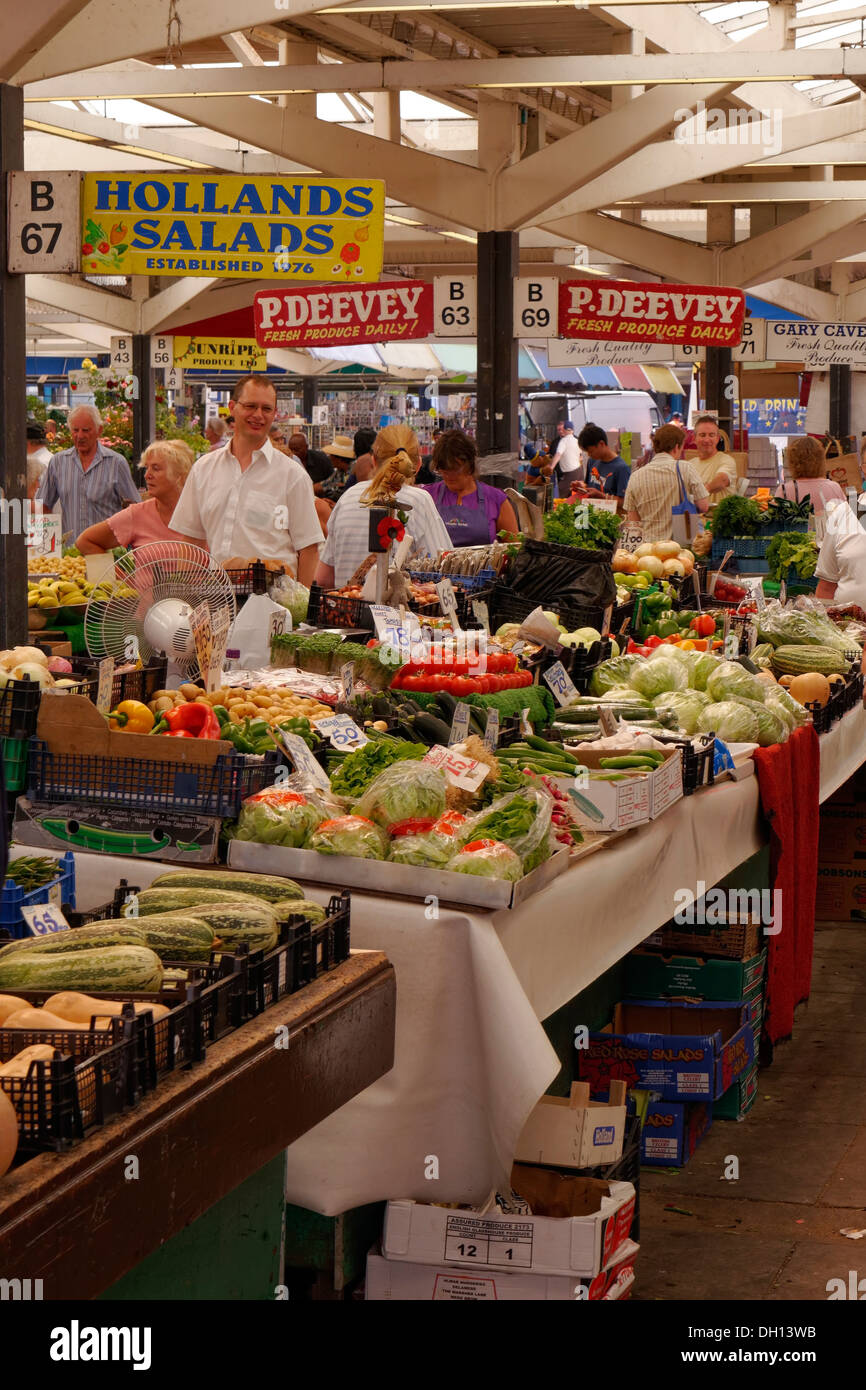 Geschäftige Obst- und Gemüsemarkte, überdachter Markt Leicester, Leicester, England, Großbritannien Stockfoto