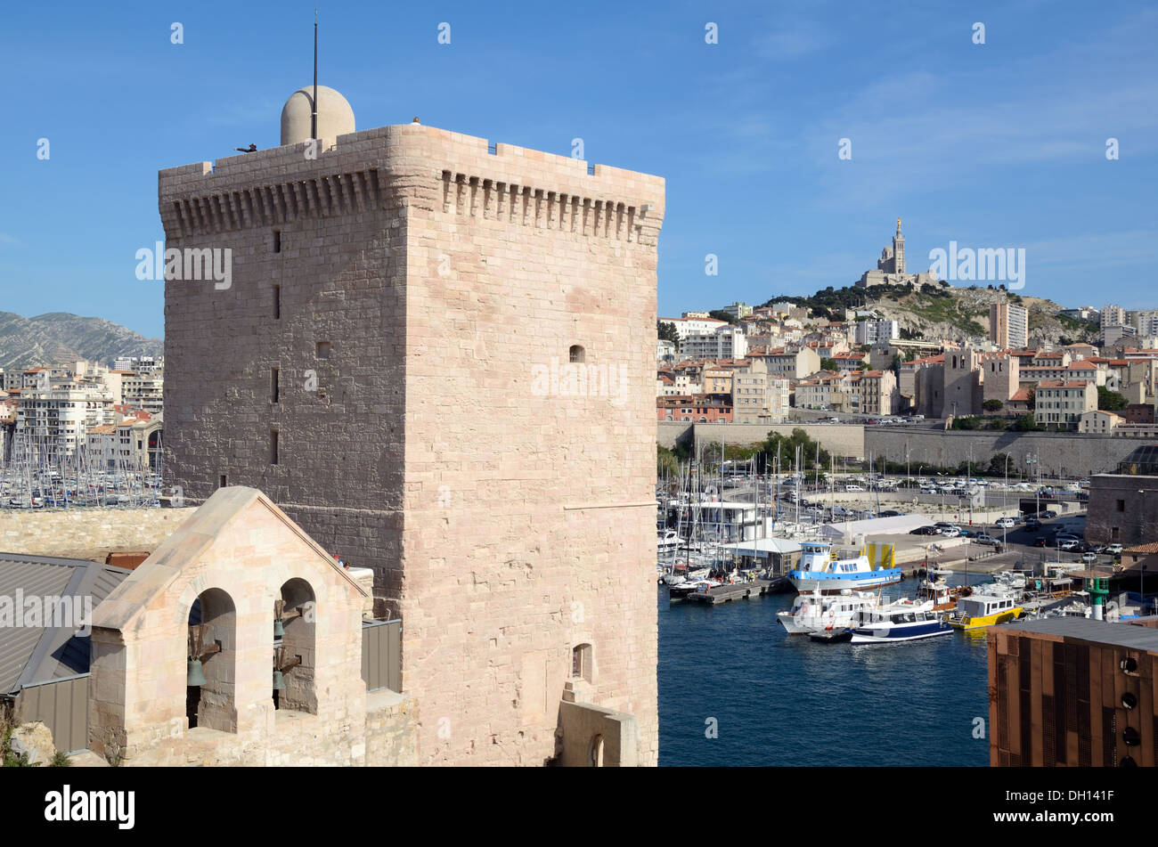 Aussichtsturm, Steinturm oder Keep of Fort Saint Jean, City Skyline & View of Vieux Port Marseille Provence France Stockfoto