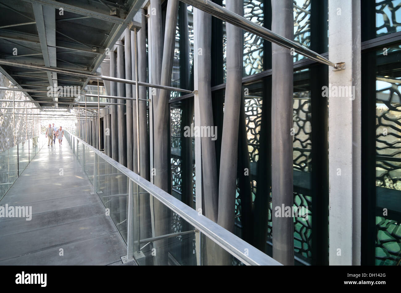 Innenkorridor des MUCEM Museums von Rudy Ricciotti Marseille Frankreich entworfen Stockfoto