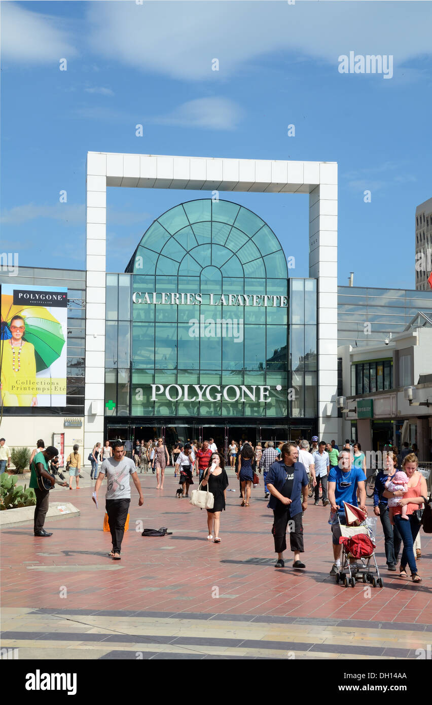 Fußgängerzone & Shopper Außerhalb des Polygone Shopping Centers, Des Commercial Centers oder des Shopping Mall Montpellier France Stockfoto