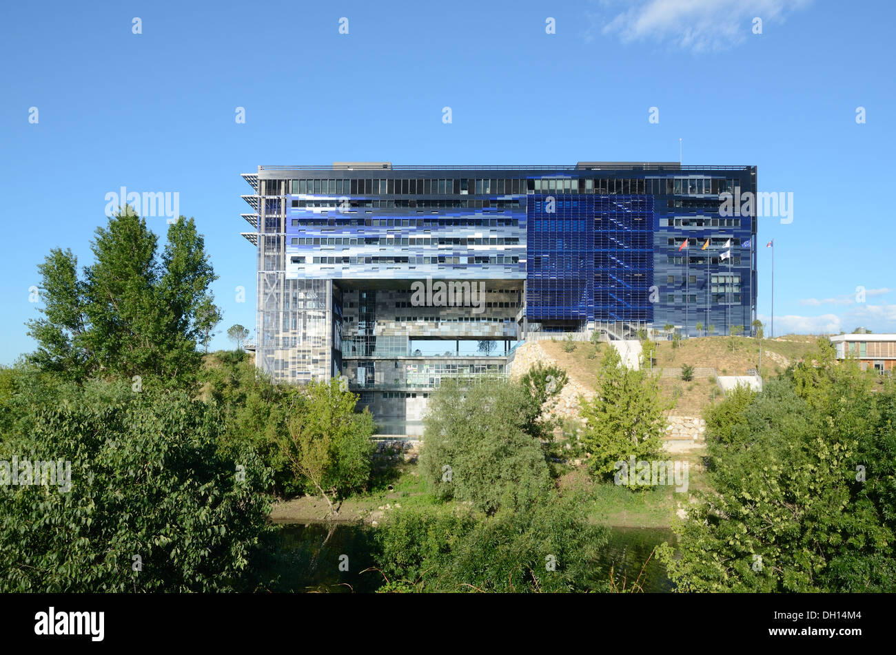 Fluss Lez und Ost Fassade des Rathauses Montpellier oder City Hall von Jean Nouvel Montpellier Hérault-Frankreich Stockfoto