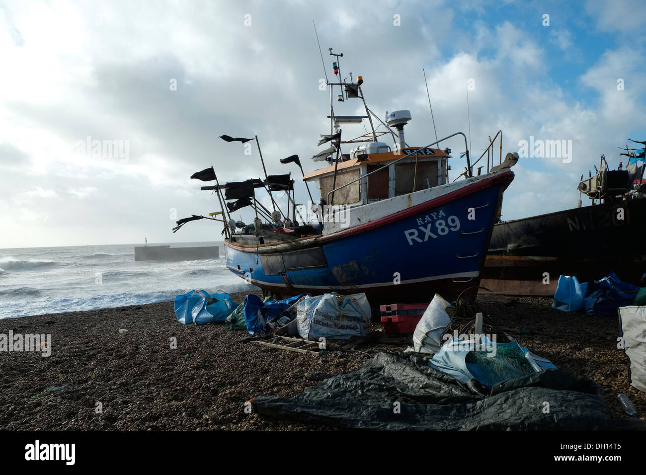 Angelboot/Fischerboot ausgearbeitet, auch das Stade bei Hastings bei windigem Wetter St Jude Sturm, 28. Oktober 2013 Stockfoto