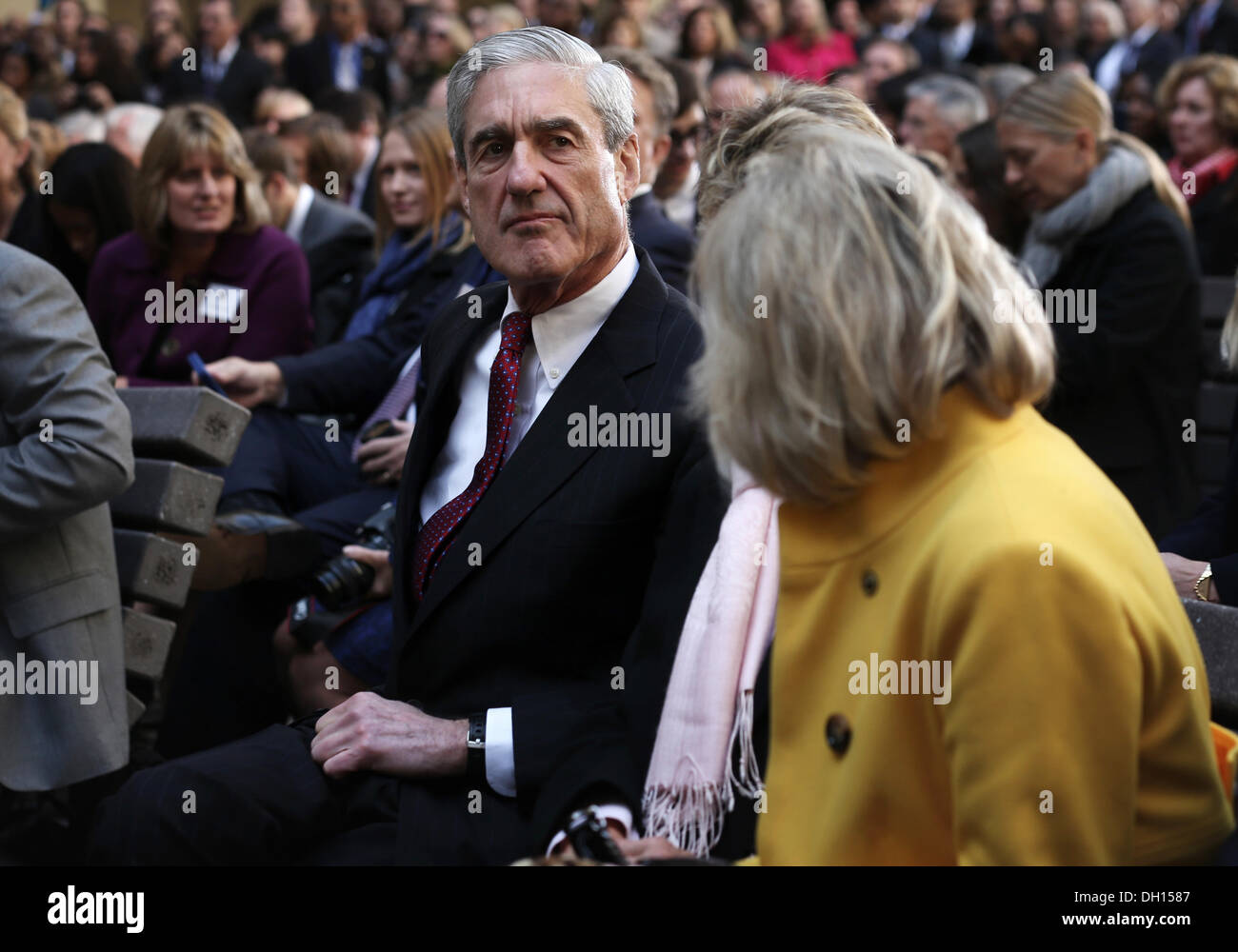 Washington DC, USA. 28. Oktober 2013. Ehemalige FBI-Direktor Robert Mueller besucht die feierliche Vereidigung der FBI-Direktor James Comey im FBI-Hauptquartier 28. Oktober 2013 in Washington, DC. Comey wurde offiziell vereidigt als Direktor des FBI am 4. September zu Müller die Nachfolge als Direktor für 12 Jahre gedient hatte. © Dpa picture-Alliance/Alamy Live News Stockfoto