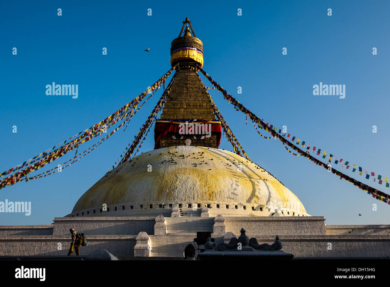 Ein Mann umrundet die Heilige Stupa von Boudhanath im Morgengrauen (UNESCO-Weltkulturerbe) Stockfoto