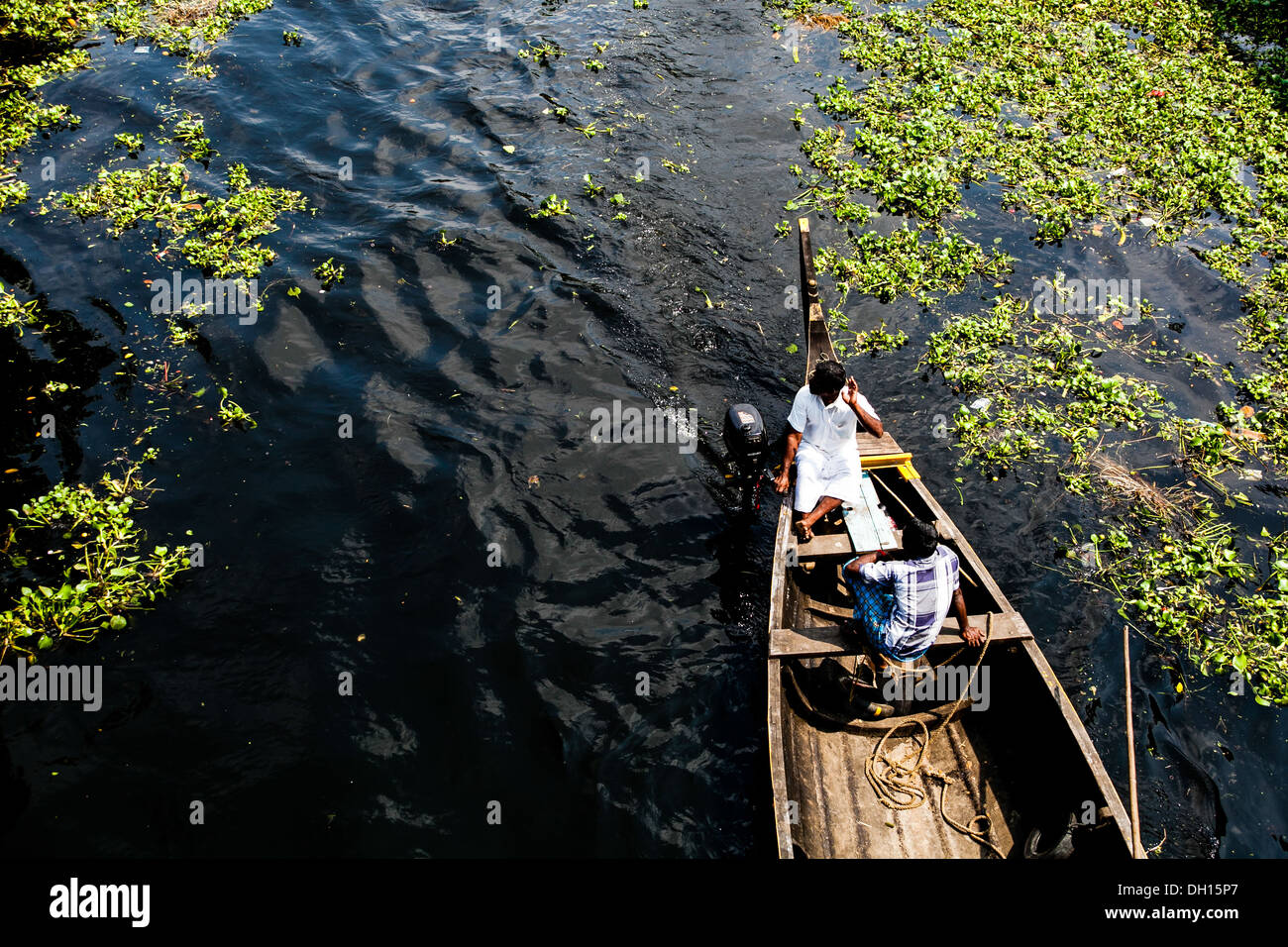 Von der Stadt Alleppey in einem Boot wegzutreiben auf den Backwaters Keralas Stockfoto