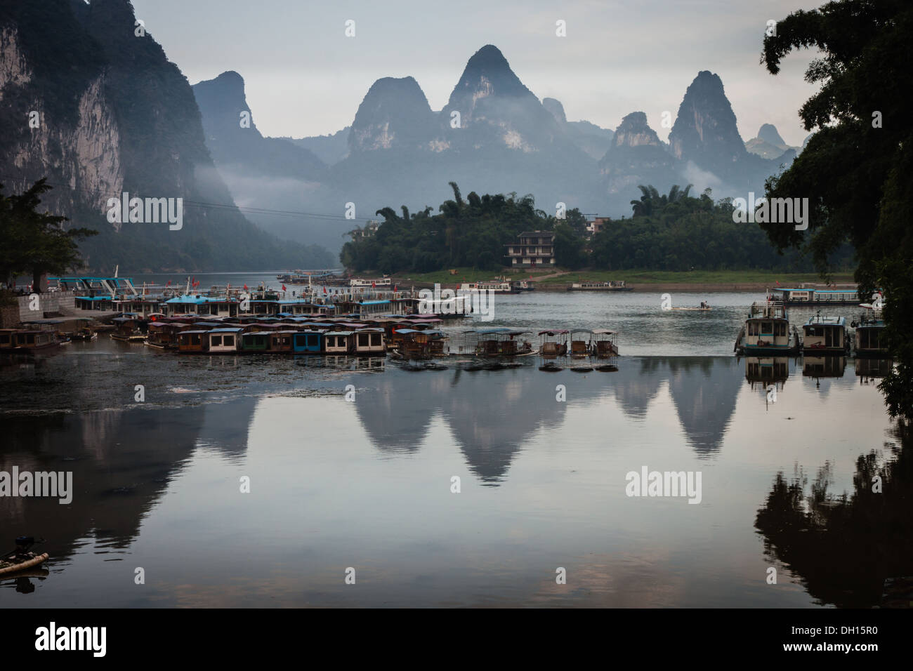 Booten unter Karst Gipfeln auf dem Li Fluss, China Stockfoto