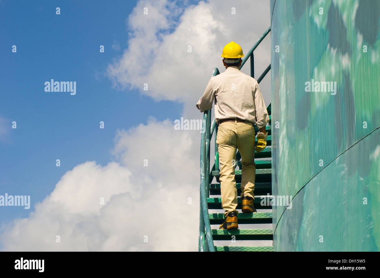 Hispanische Arbeiter Klettern Wasserturm Stockfoto