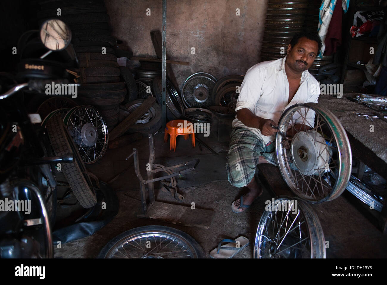 Kleingewerbe - Porträt einer Enfield Motorrad-Mechaniker, Periyar, Indien Stockfoto