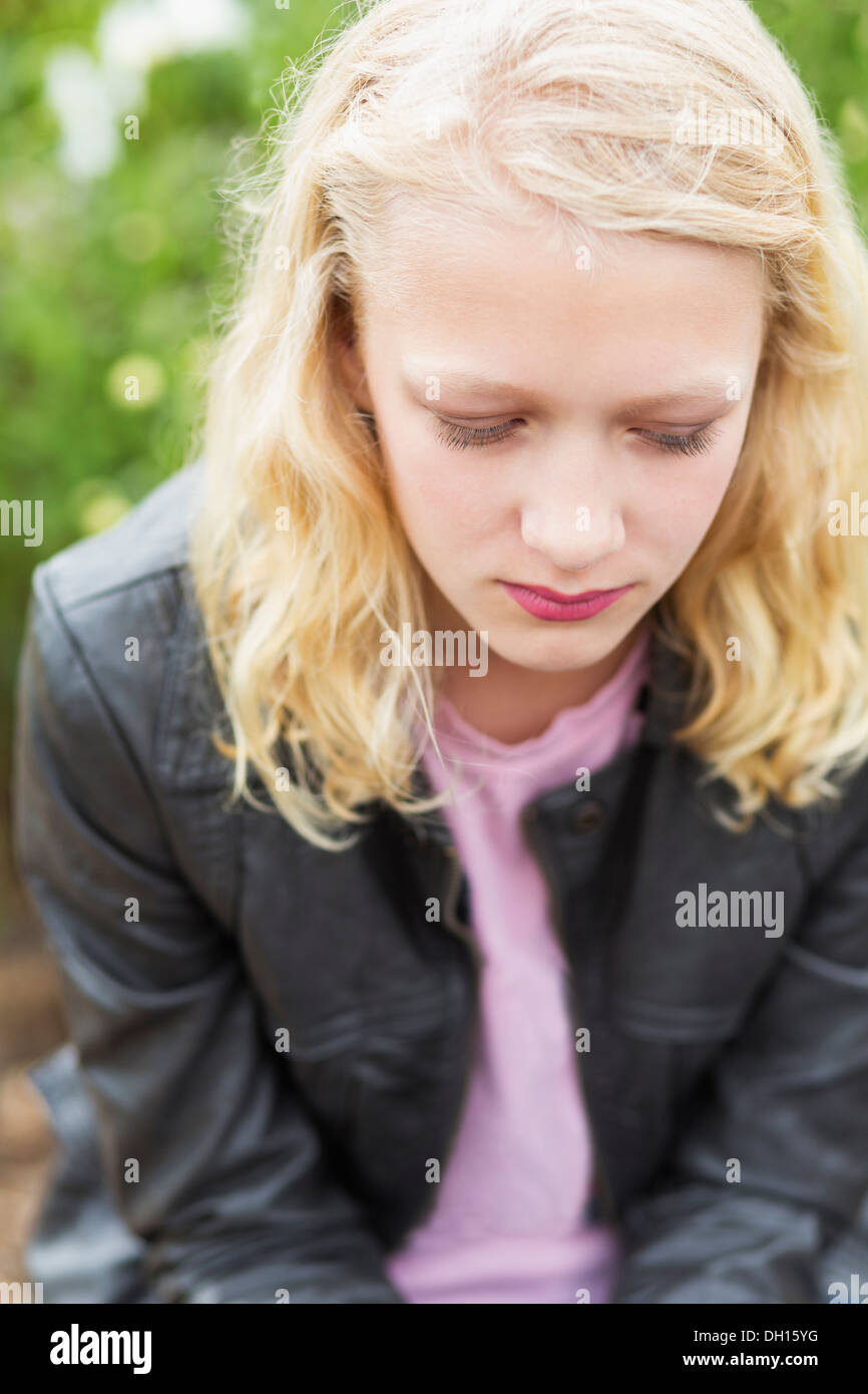 Kaukasische Mädchen sitzen im freien Stockfoto