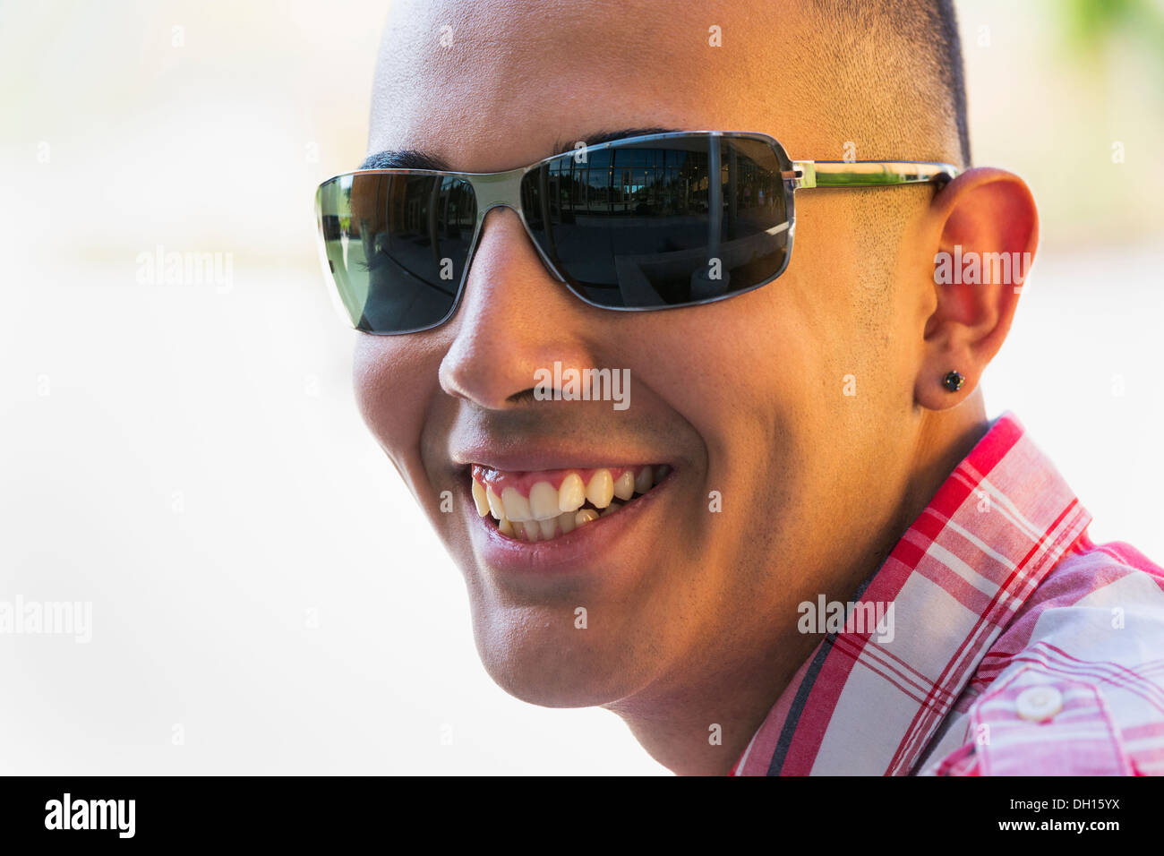 Hispanische junge lächelnd im freien Stockfoto