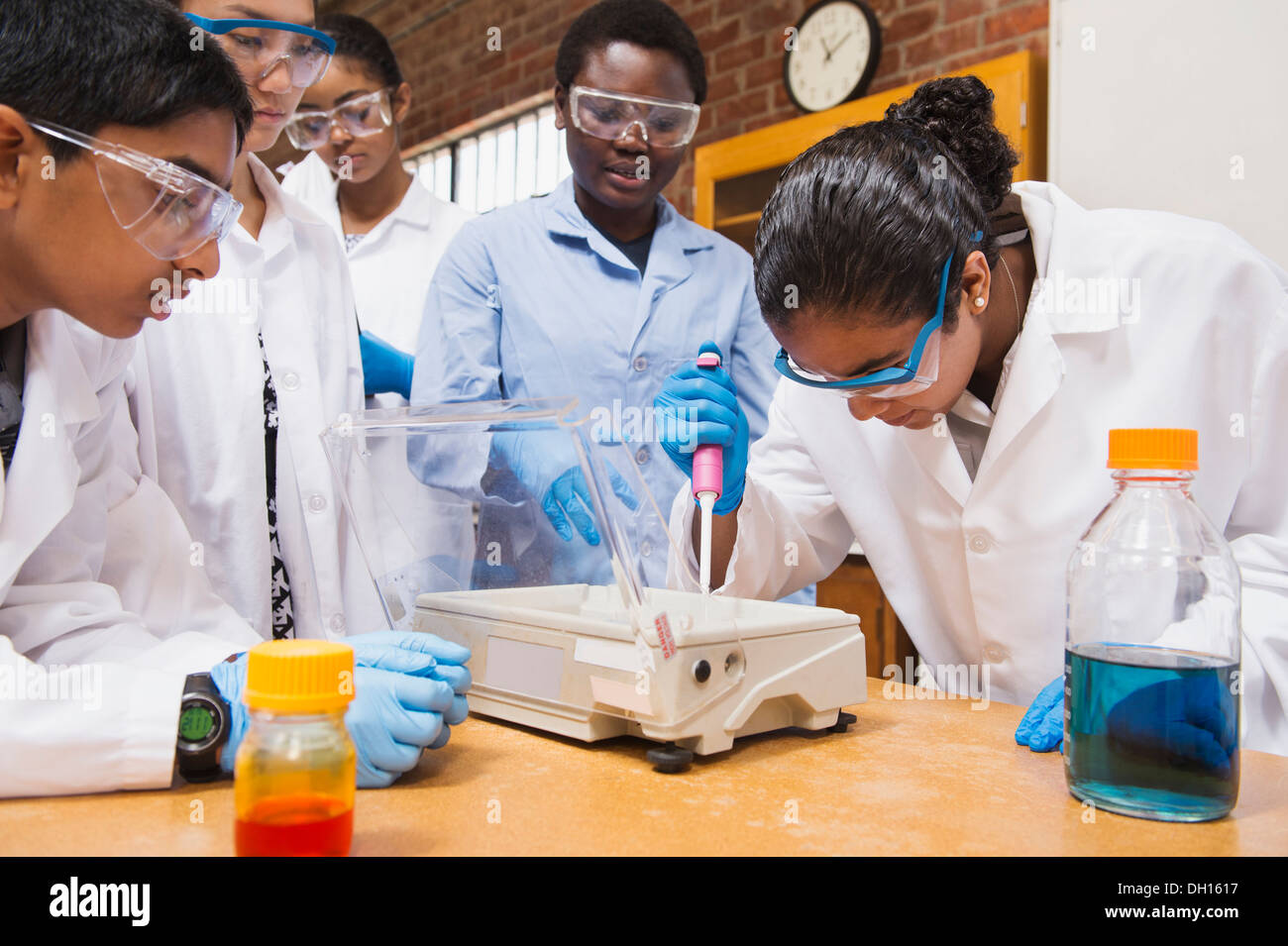 Lehrer und Schüler arbeiten in Science-lab Stockfoto