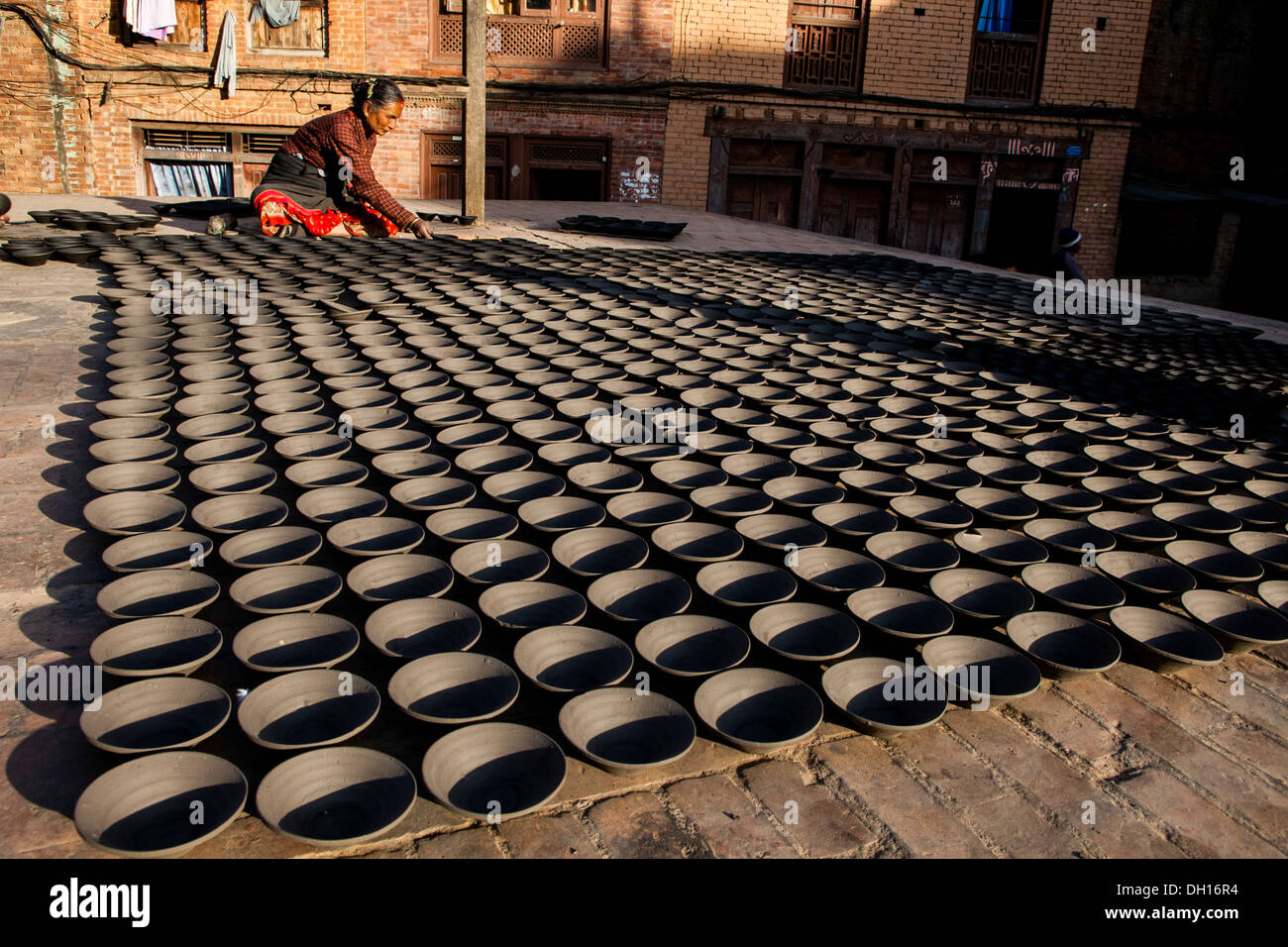 Eine Frau macht handgemachte Tontöpfen, Bhaktapur, Nepal Stockfoto