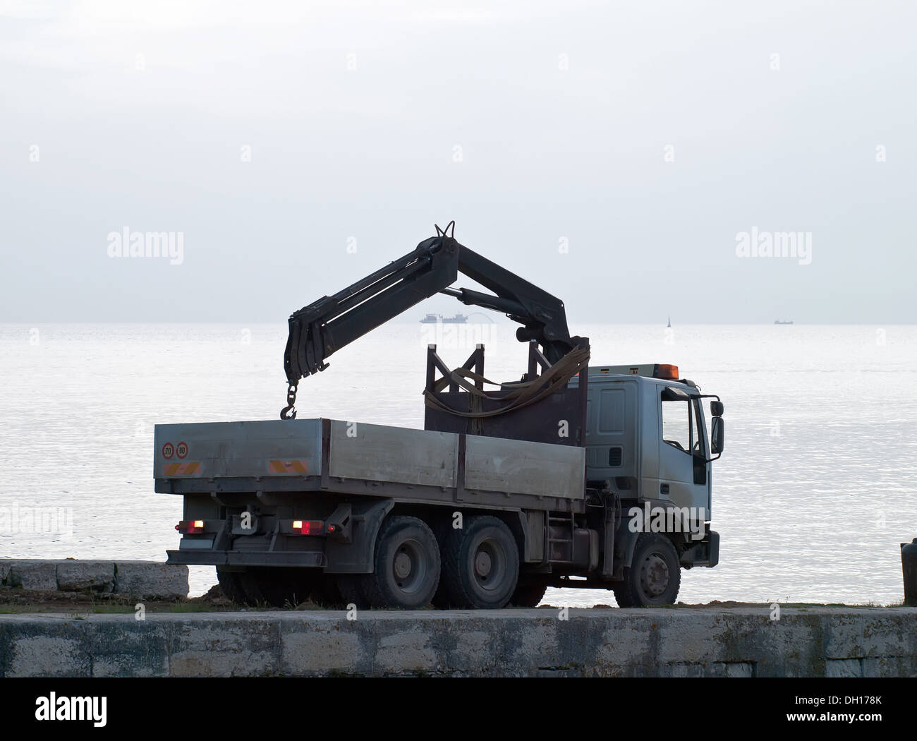 Schiff auf Probefahrt im bewölkten Nachmittag - LKW geht zurück Stockfoto