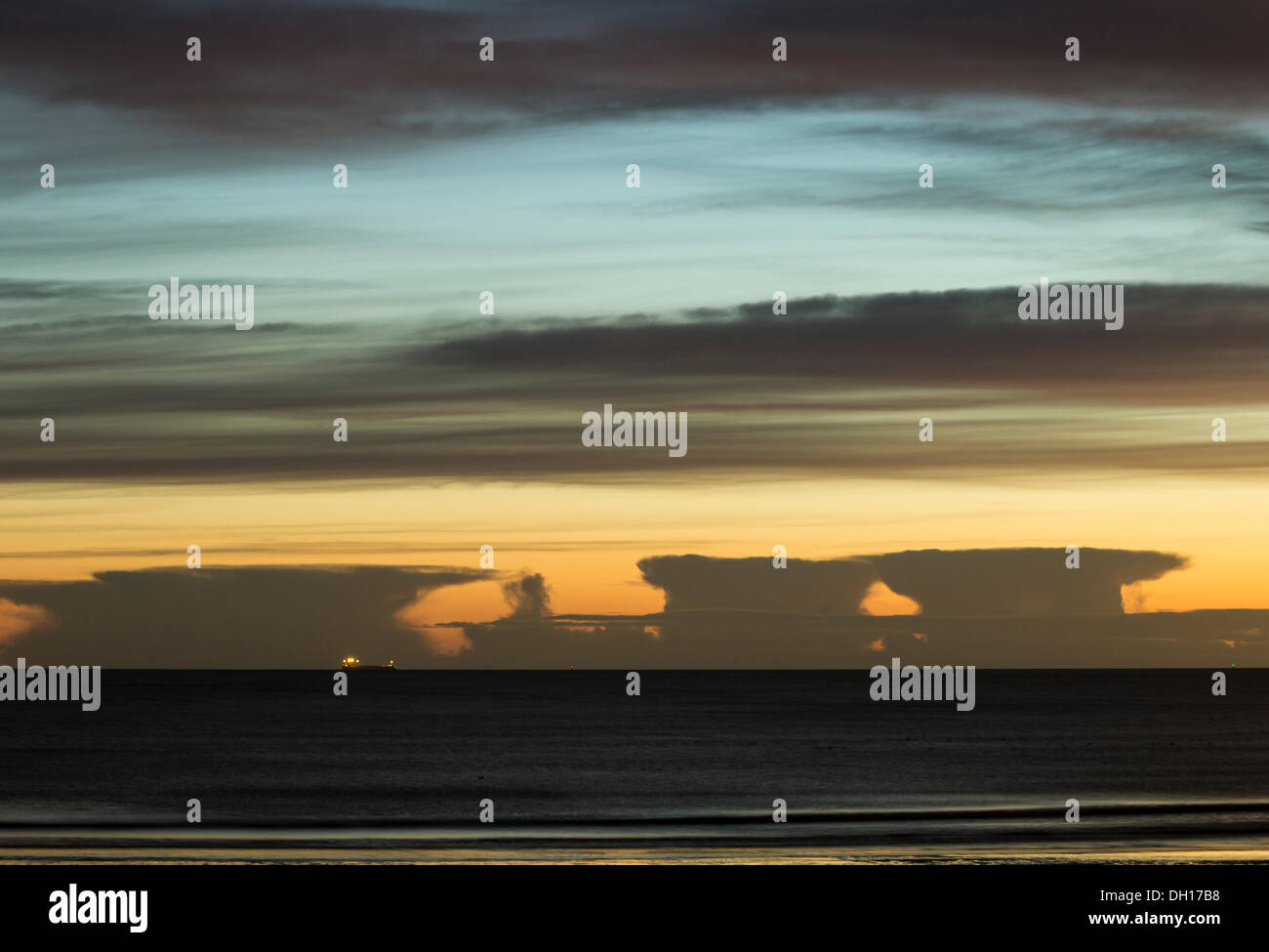 Cumulonimbus incus Anvil Wolken über der Nordsee. VEREINIGTES KÖNIGREICH Stockfoto