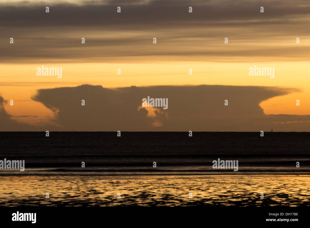 Cumulonimbus incus Anvil Wolken über der Nordsee. VEREINIGTES KÖNIGREICH Stockfoto