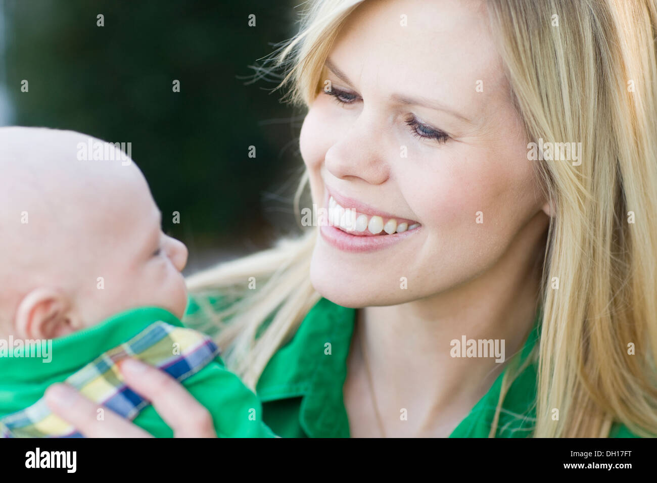 Kaukasische Mutter halten baby Stockfoto