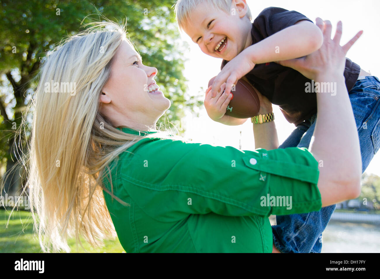 Kaukasische Frau spielt mit Sohn Stockfoto