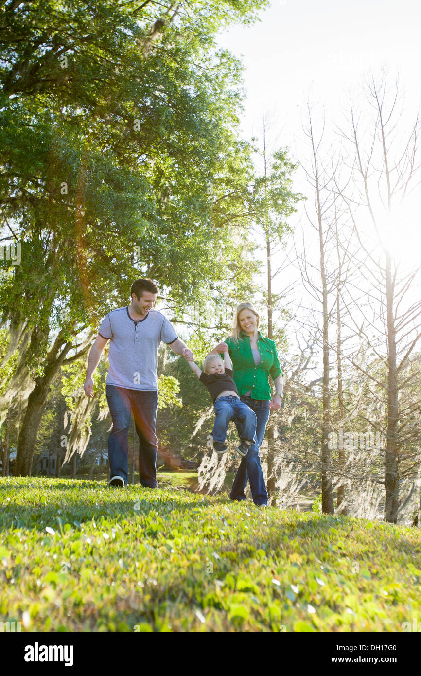 Kaukasische Familie Wandern im park Stockfoto