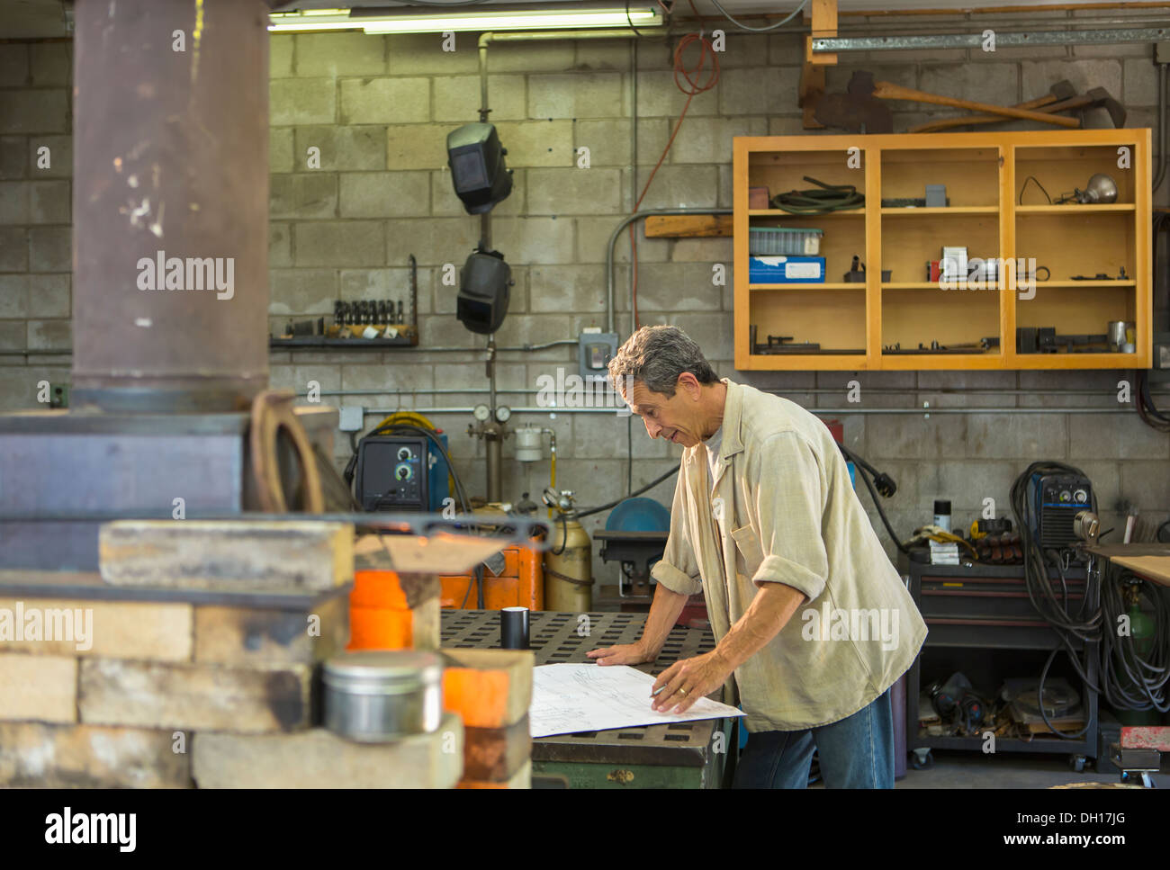 Nahen Ostens Mann arbeitet in Werkstatt Stockfoto