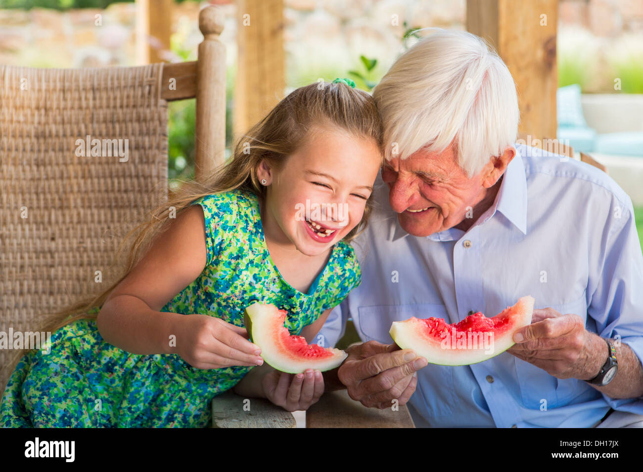 Kaukasischen Mann und Enkelin Wassermelone essen Stockfoto