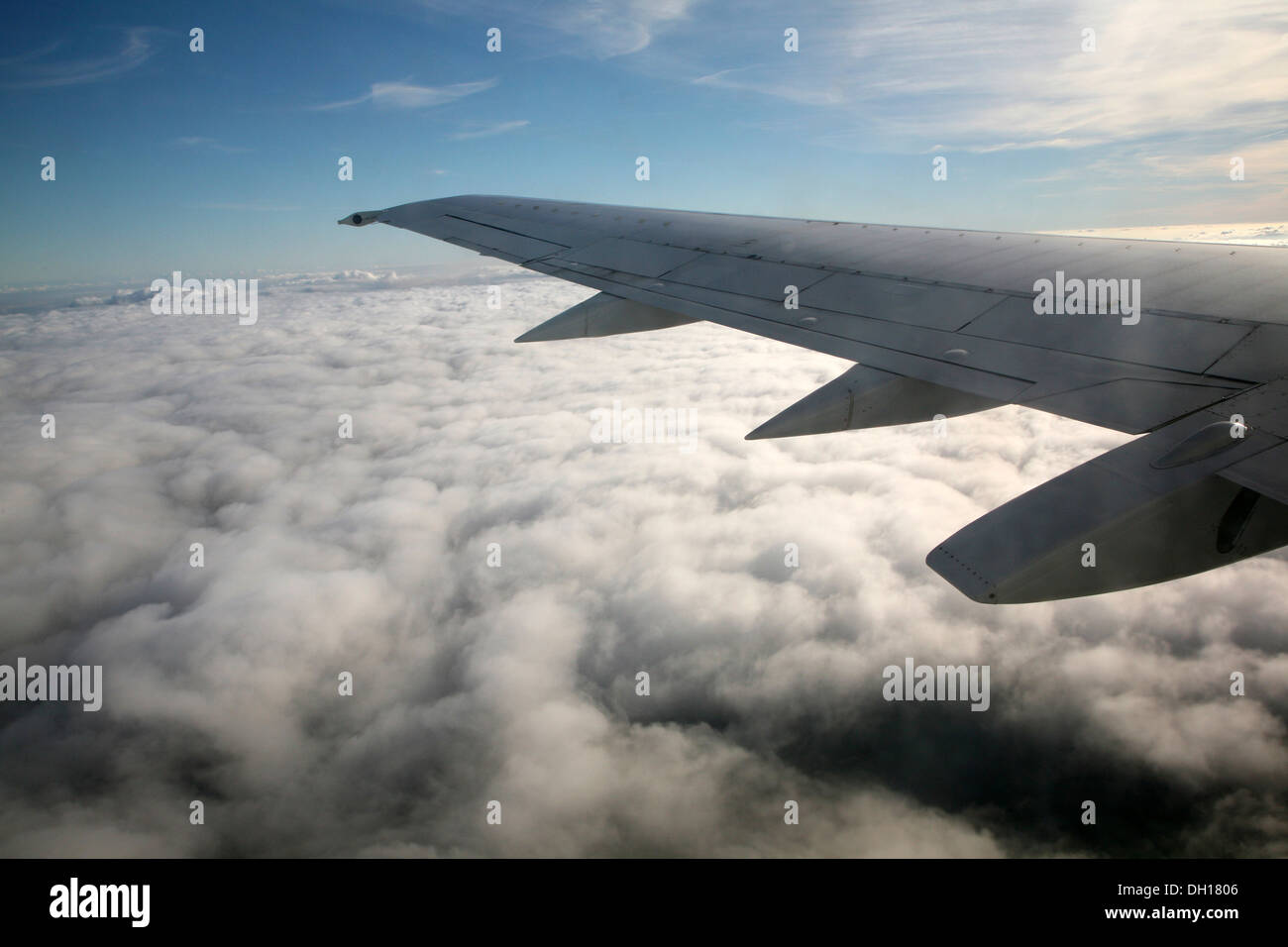 Auf der Suche Flugzeugfenster am Flügel und Wolken unter Stockfoto