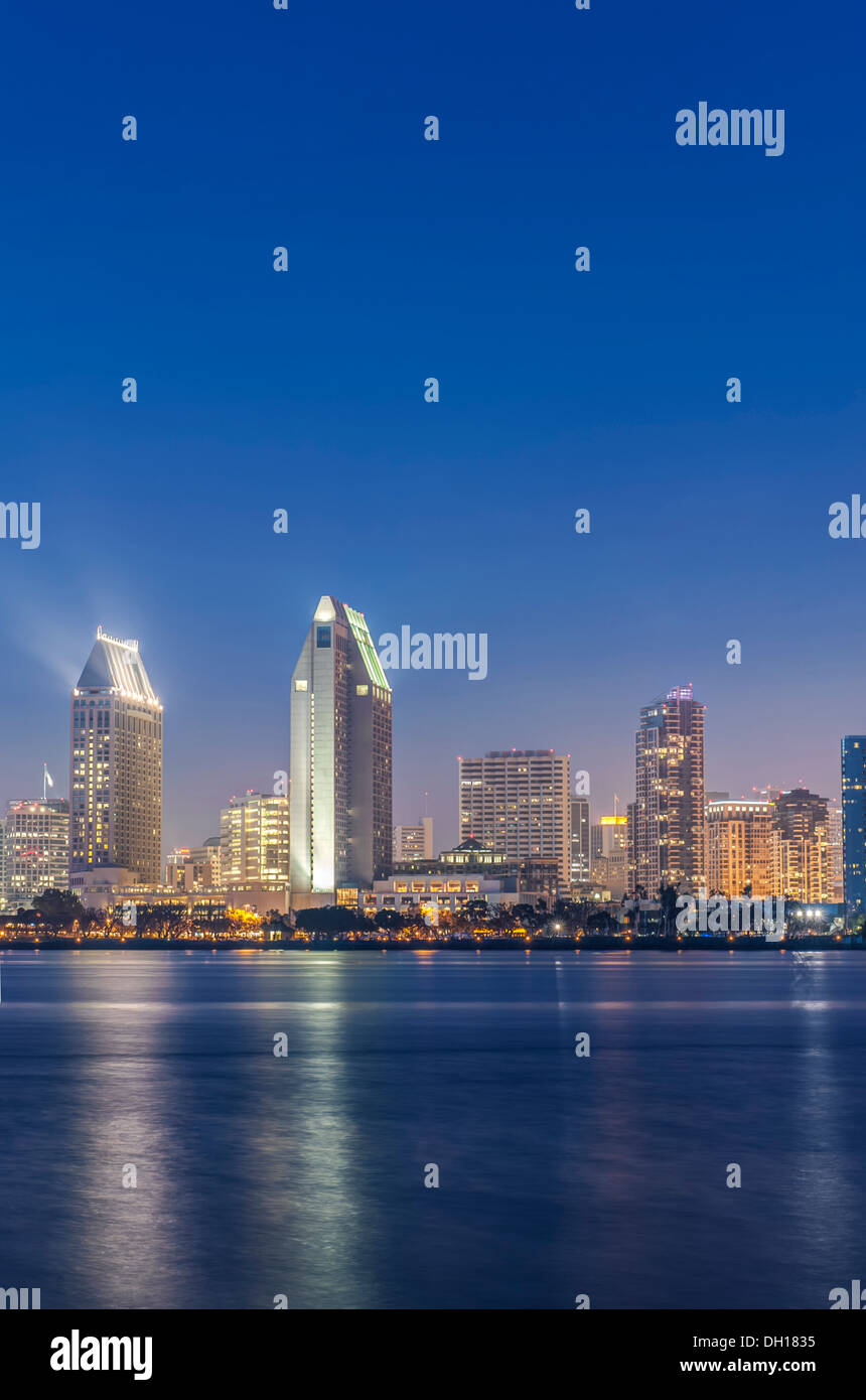 Skyline der Stadt beleuchtet in der Nacht, San Diego, California, Vereinigte Staaten von Amerika Stockfoto