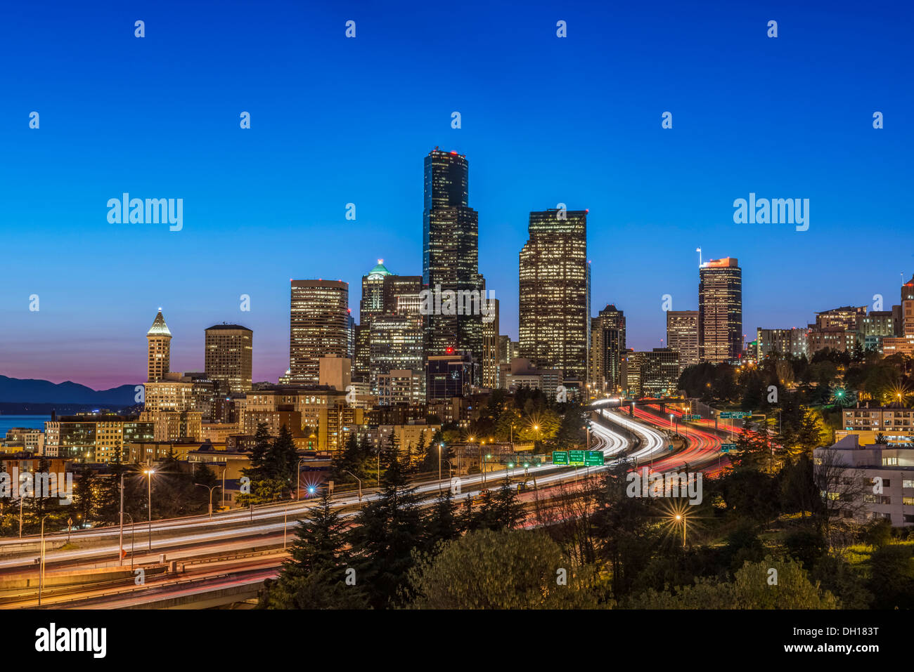 Skyline der Stadt beleuchtet in der Nacht, Seattle, Washington, Vereinigte Staaten von Amerika Stockfoto