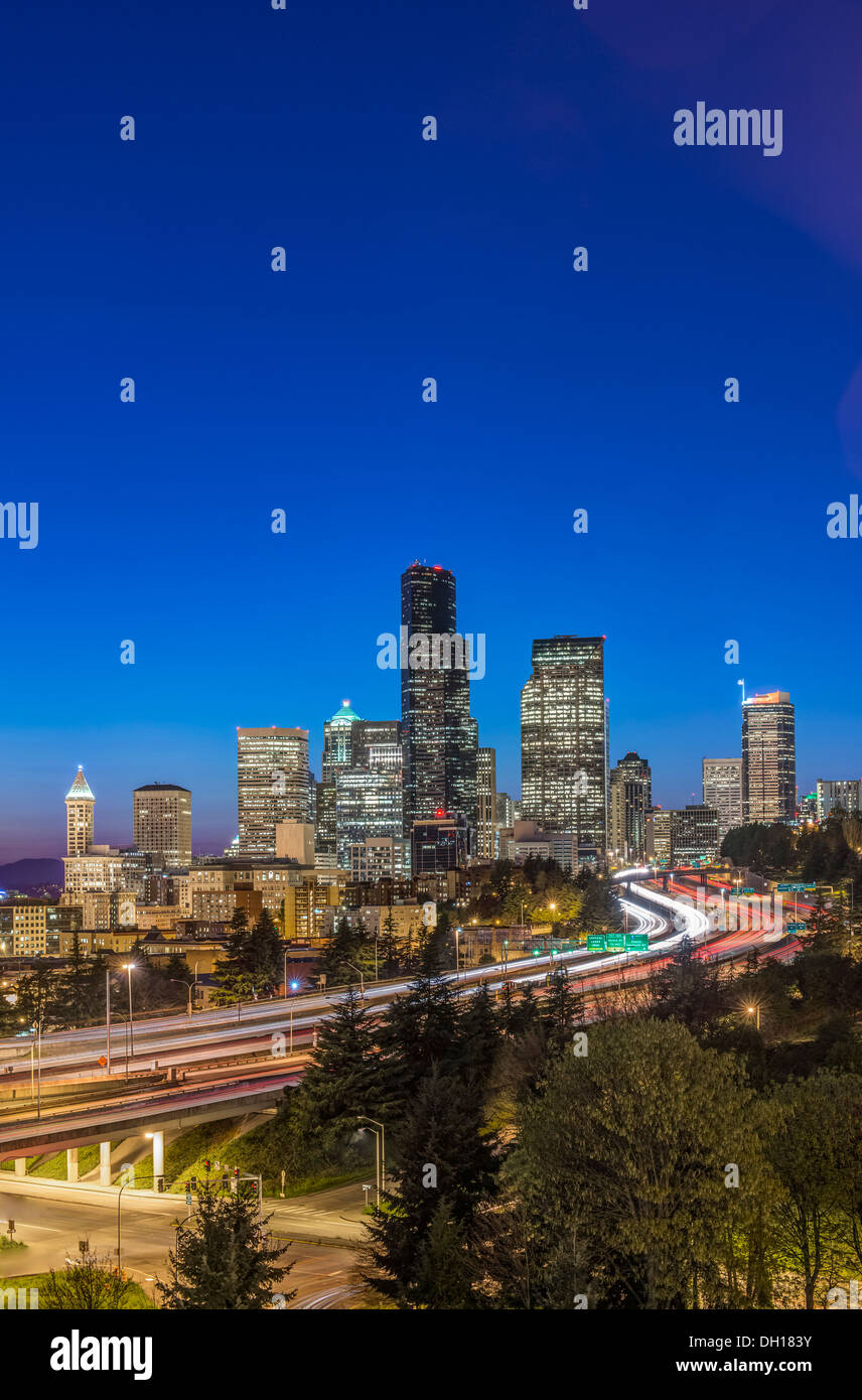 Skyline der Stadt beleuchtet in der Nacht, Seattle, Washington, Vereinigte Staaten von Amerika Stockfoto