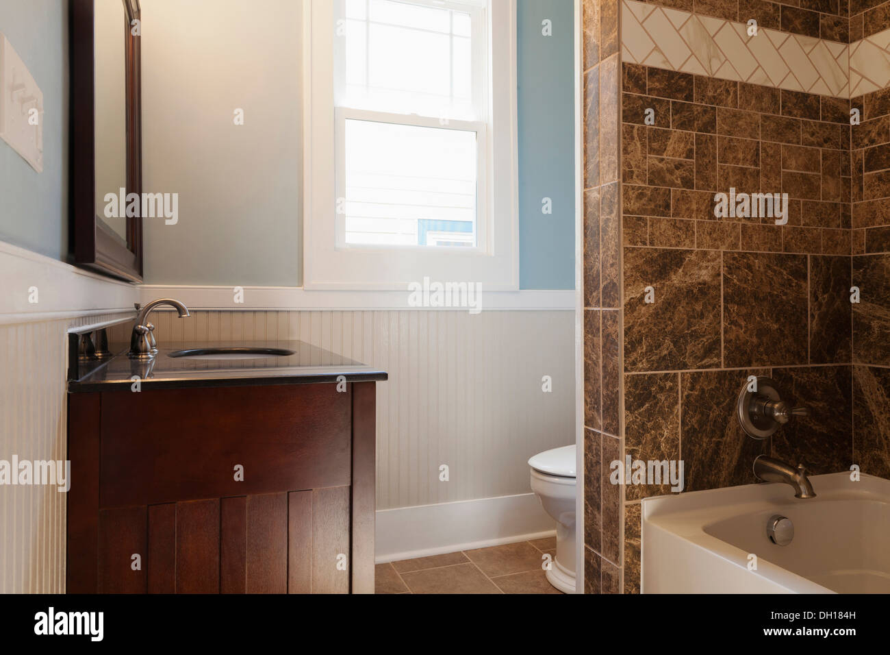 Waschbecken, Badewanne und Toilette im Badezimmer Stockfoto