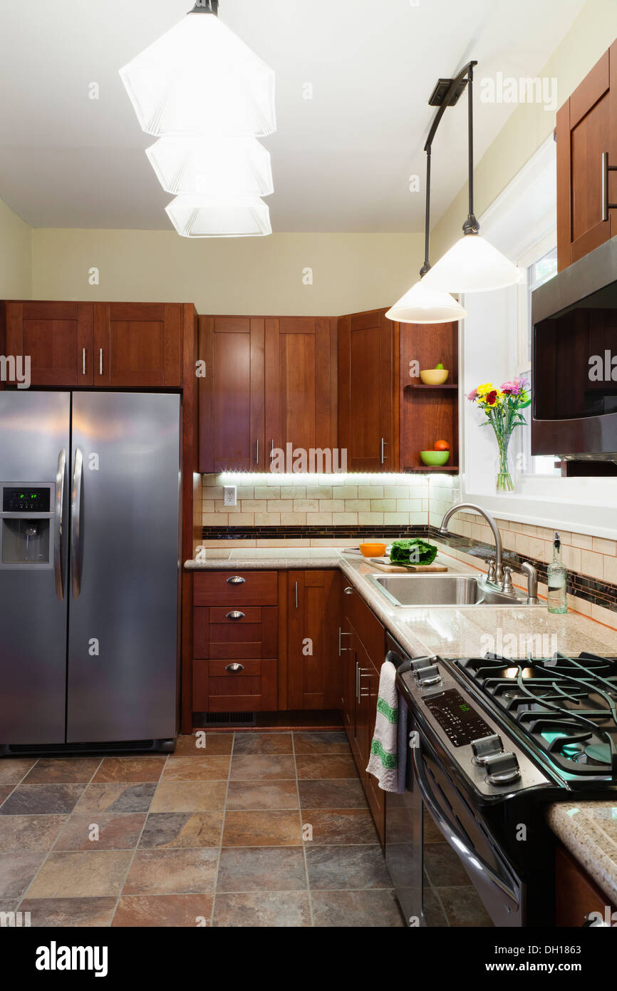 Geräte und Schränke in Küche Stockfoto
