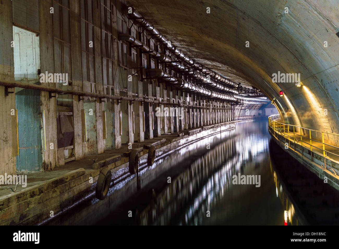 Unterirdischen Tunnel mit Wasser. Stockfoto