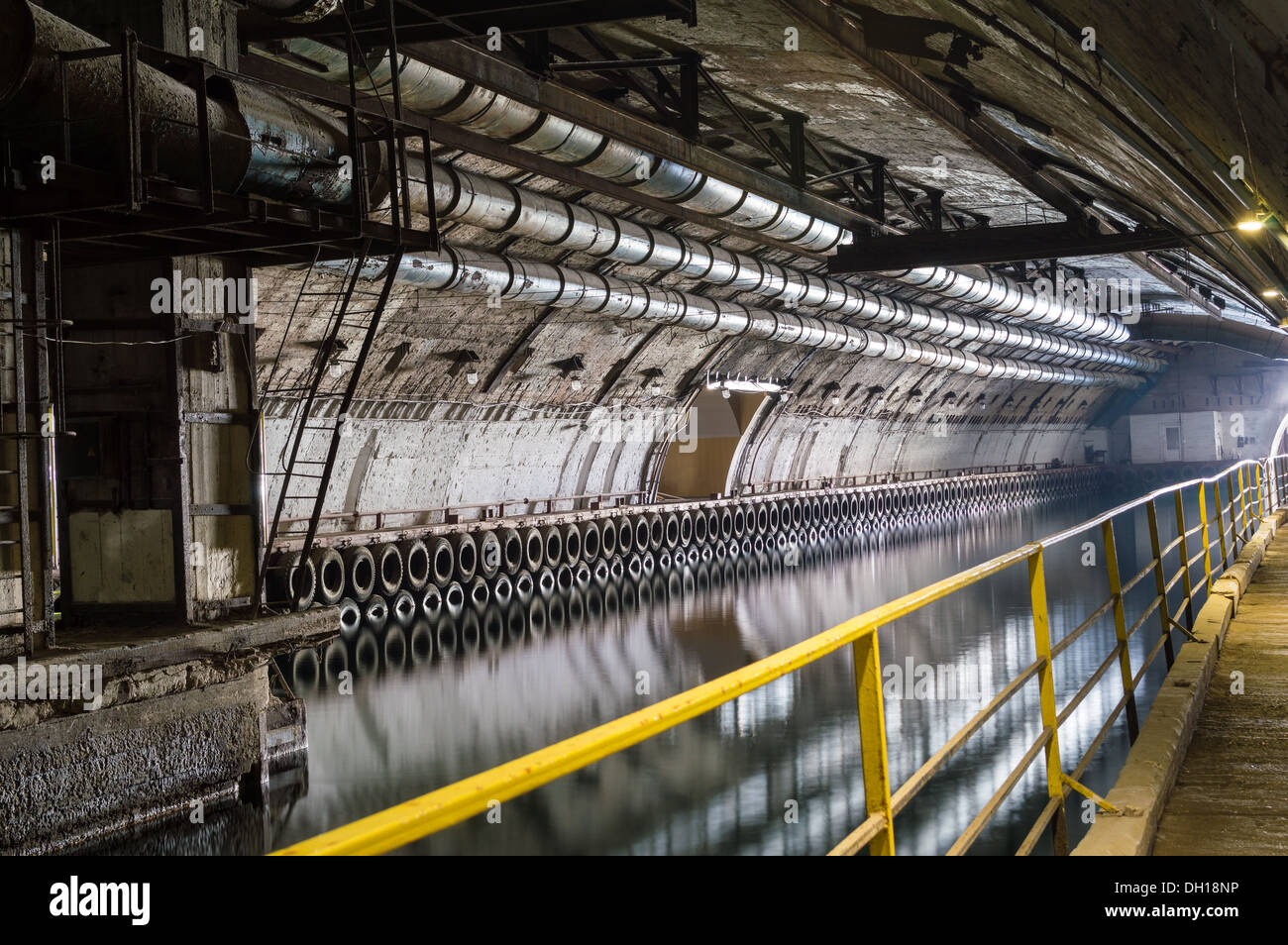 Unterirdischen Tunnel mit Wasser. Stockfoto