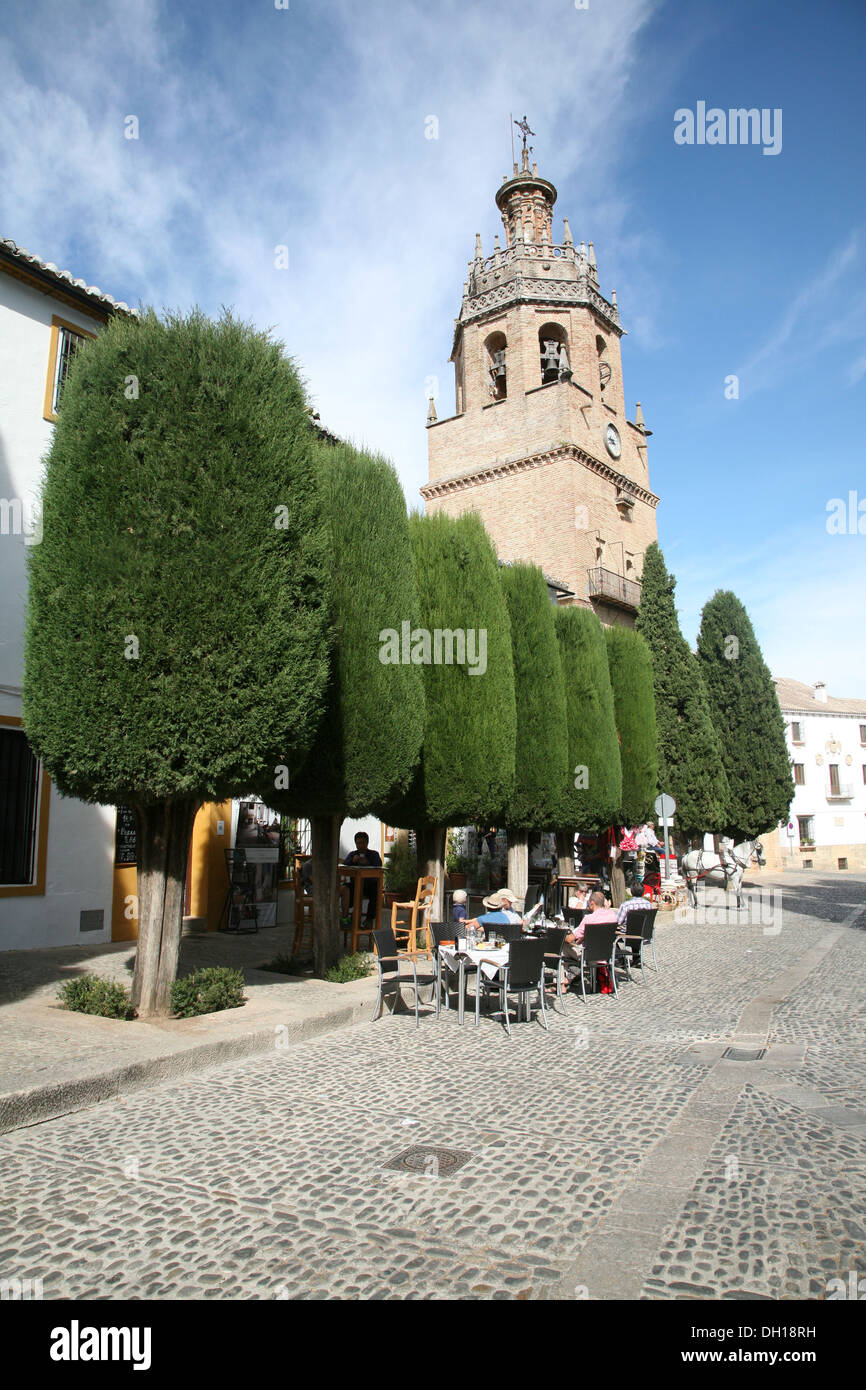 Straßencafé-Tabellen von Iglesia de Santa María la Mayor Kirche Ronda Spain Stockfoto