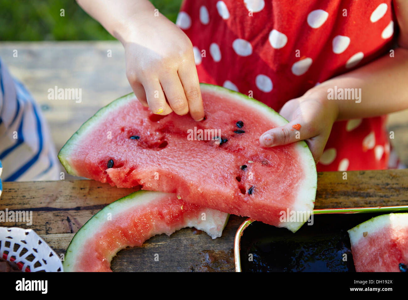 Mädchen essen Wassermelone, entfernen von Pips, München, Bayern, Deutschland Stockfoto