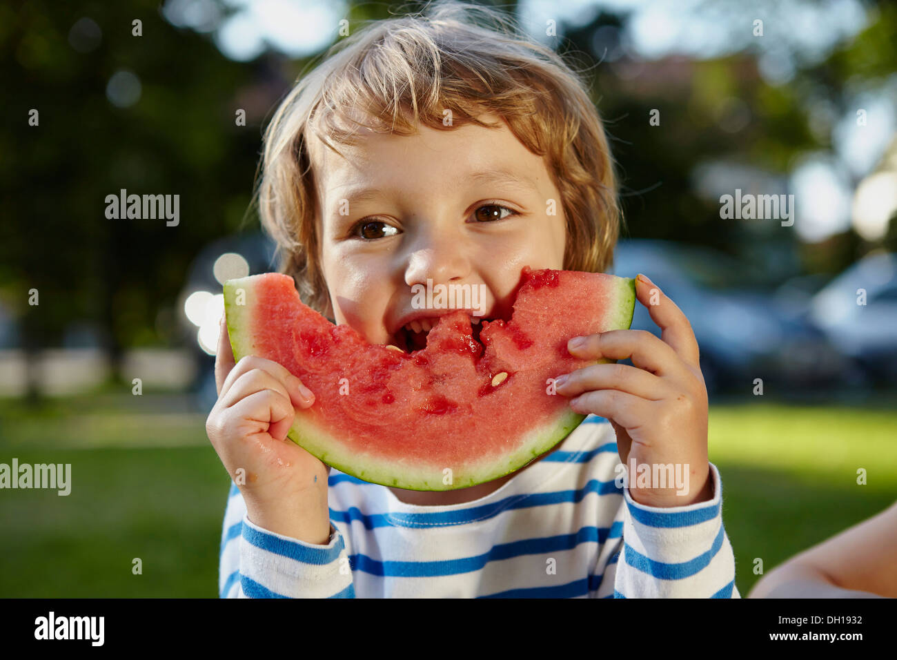 Junge Essen Wassermelone, München, Bayern, Deutschland Stockfoto