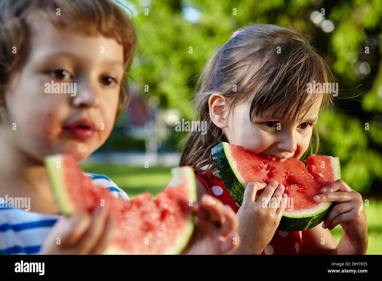Kinder essen Wassermelonen, München, Bayern, Deutschland Stockfoto