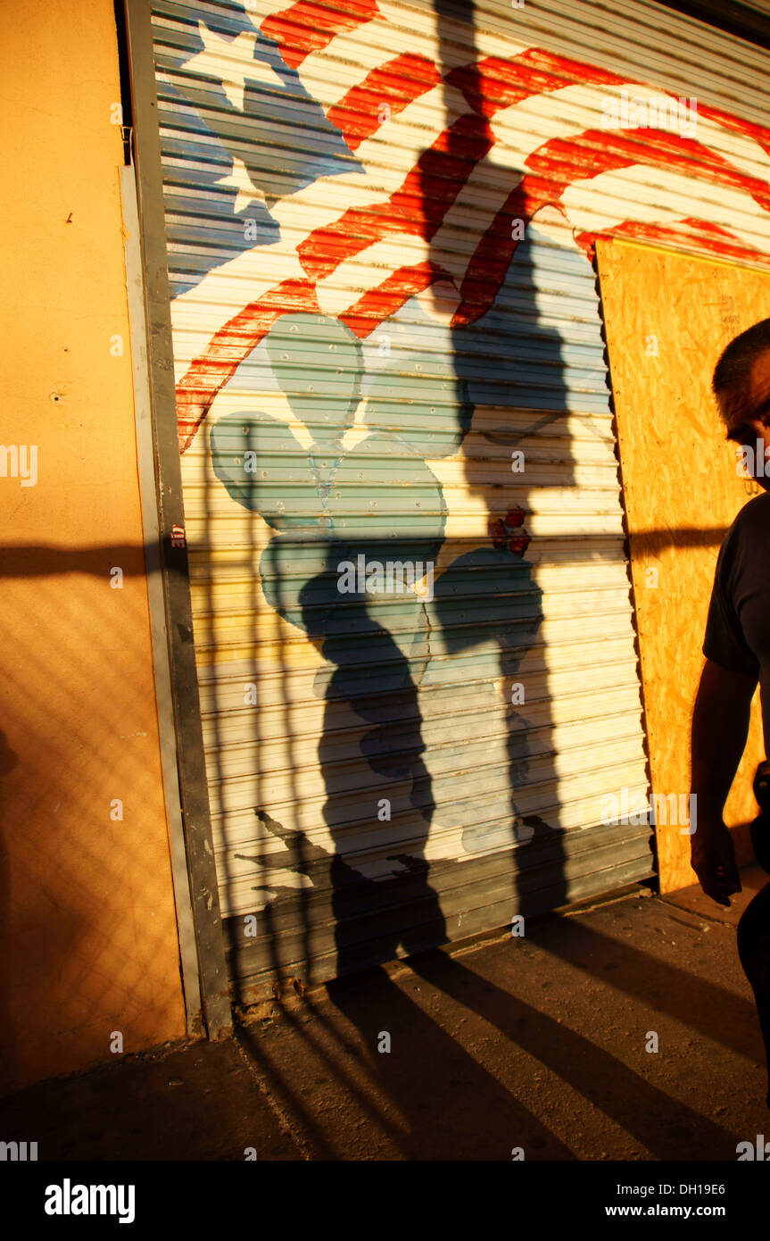 Sihouette Reflexion Kunst Grafik Straßenszene Licht Schatten El Paso Texas tx Wellpappe Metall im Zusammenhang mit Stockfoto