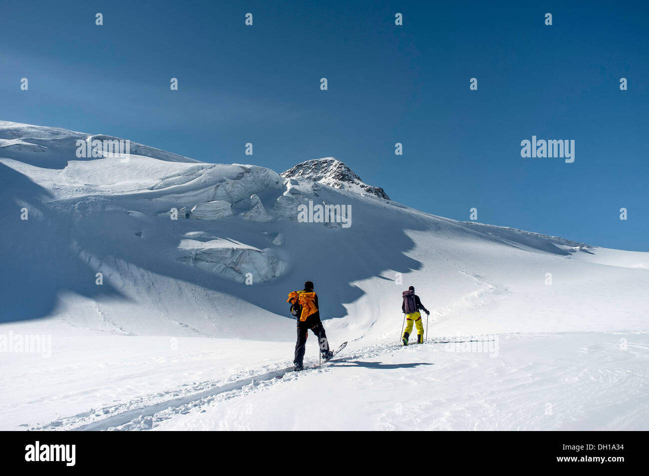Zwei Personen Hinterland Skifahren, Alpen, Tirol, Österreich Stockfoto