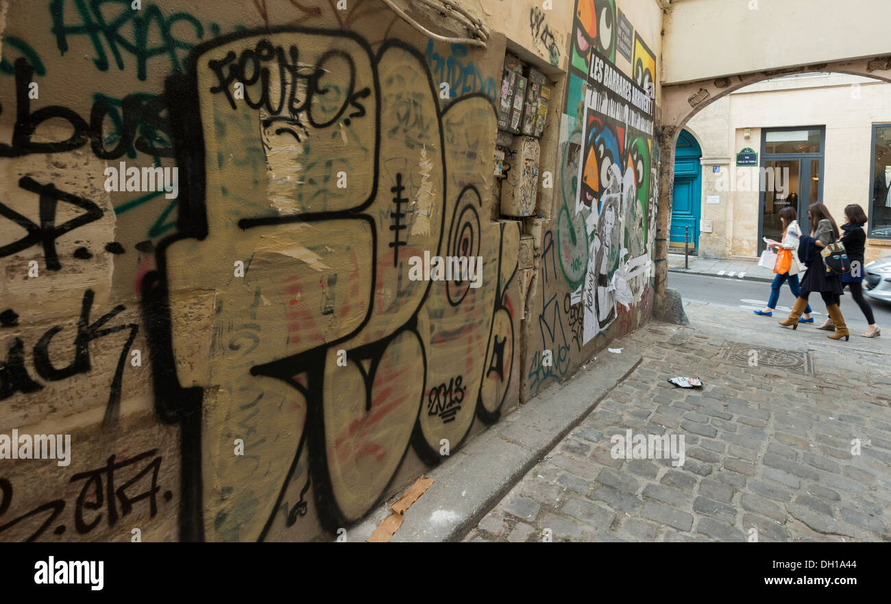 Street Art und Graffiti an Wand in Le Marais Gegend von Paris, Frankreich Stockfoto