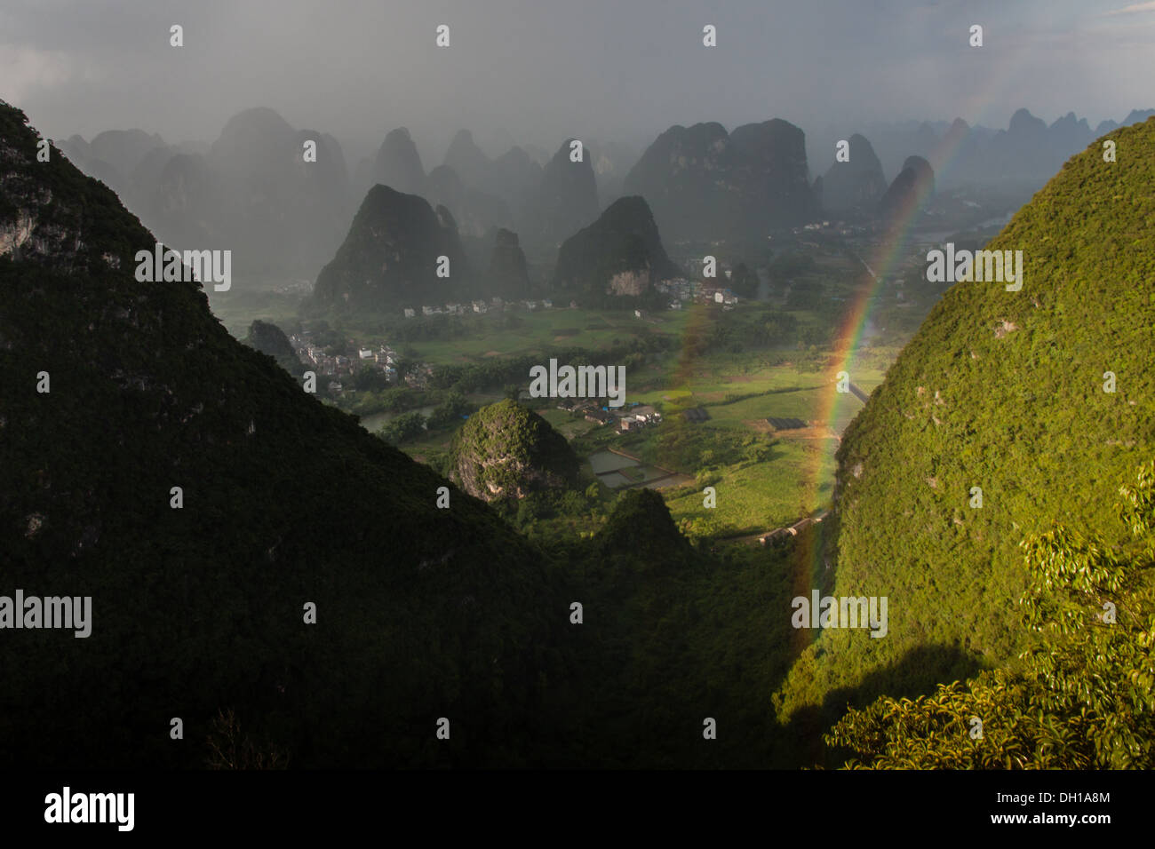 Ein doppelter Regenbogen und Kalkgestein in Guangxi, China Stockfoto
