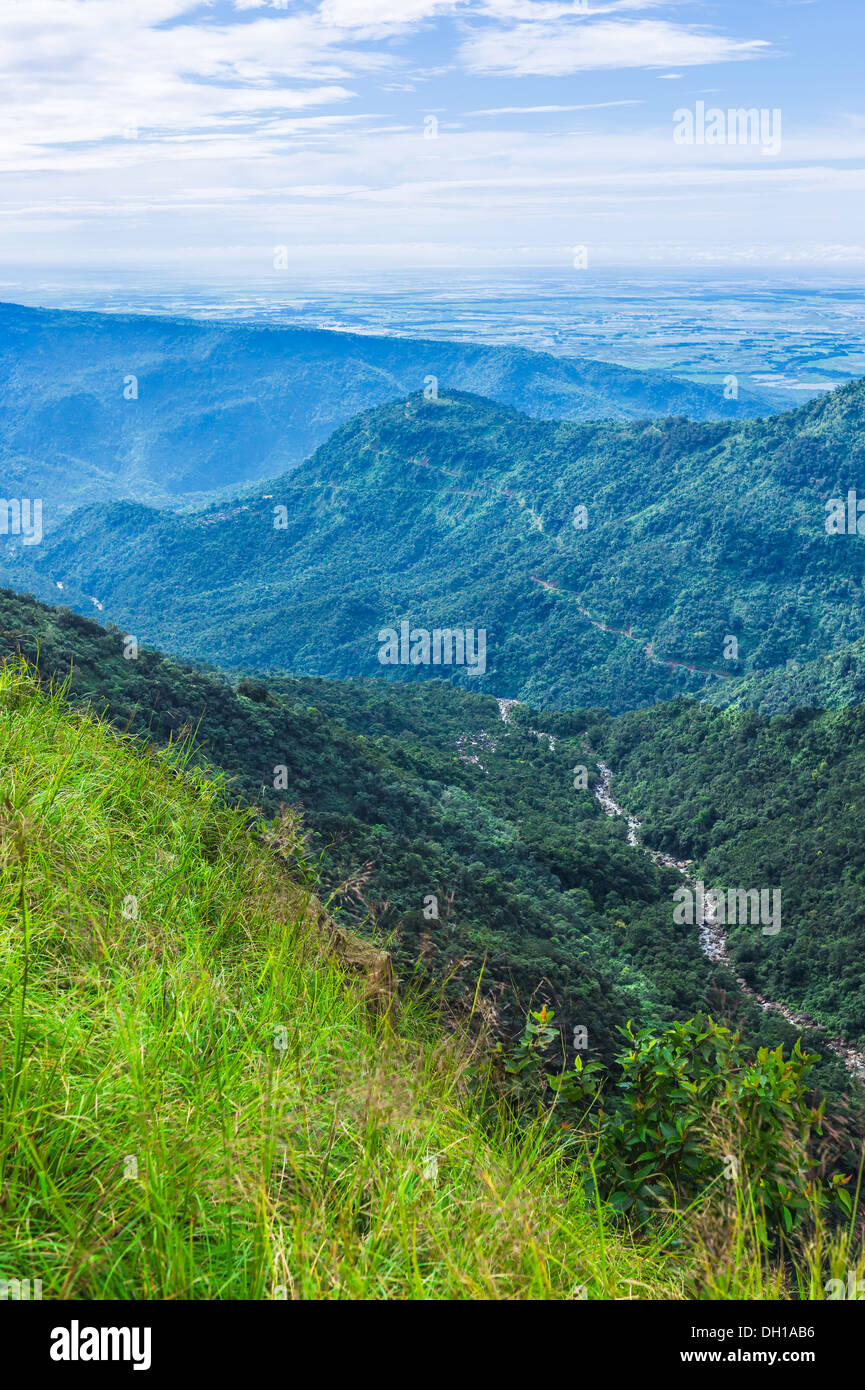 Blick auf den schönen Khasi Hills mit tiefen Tälern und Schluchten und einen Einblick in Bangladesch über die Grenze von Meghalaya. Stockfoto