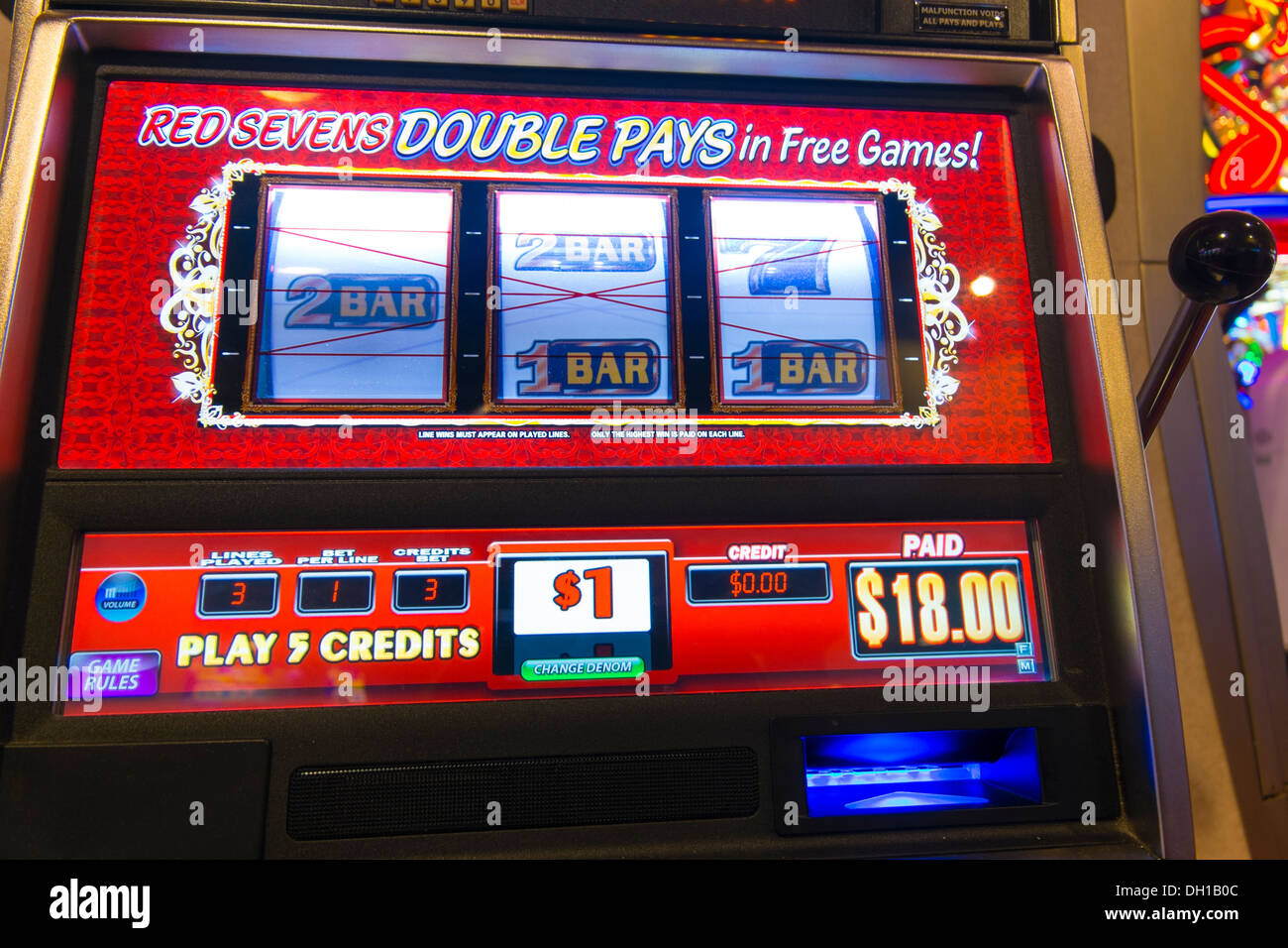 Nahaufnahme Foto von Spielautomaten in einem Casino, keine Menschen. Rot Sevens doppelt zahlt in Freispielen. Stockfoto