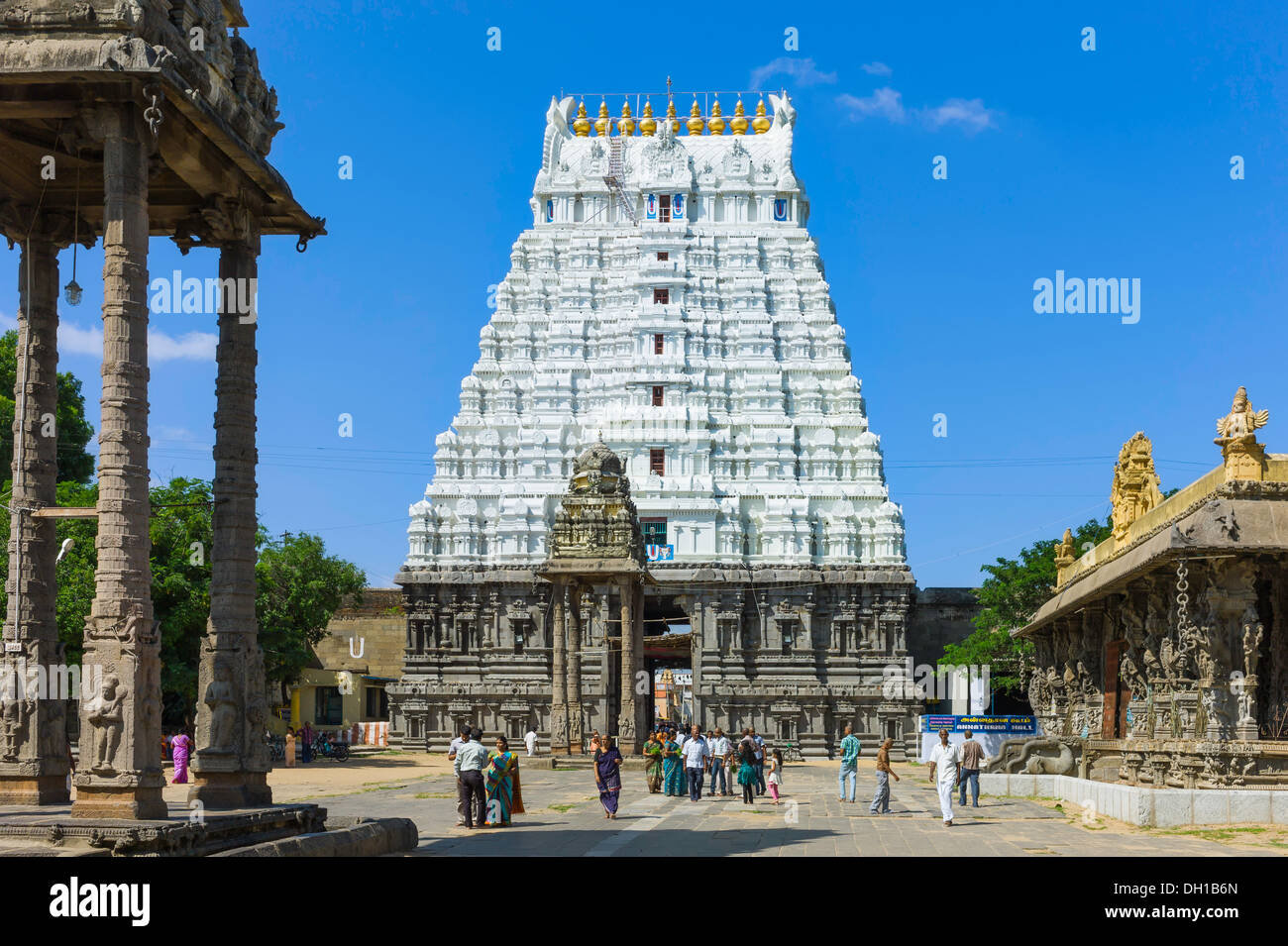 Besucher drängen sich in den schönen Hindi Kanchi Kamakshi-Tempel an einem sonnigen Tag in Kancheepuram, Tami Nadu, Südindien. Stockfoto