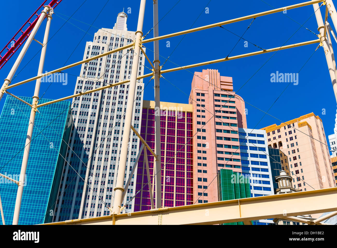 Skelett im Rahmen der Achterbahn vor dem New York New York Hotel und Casino auf dem Las Vegas Boulevard. LV, Nevada Stockfoto