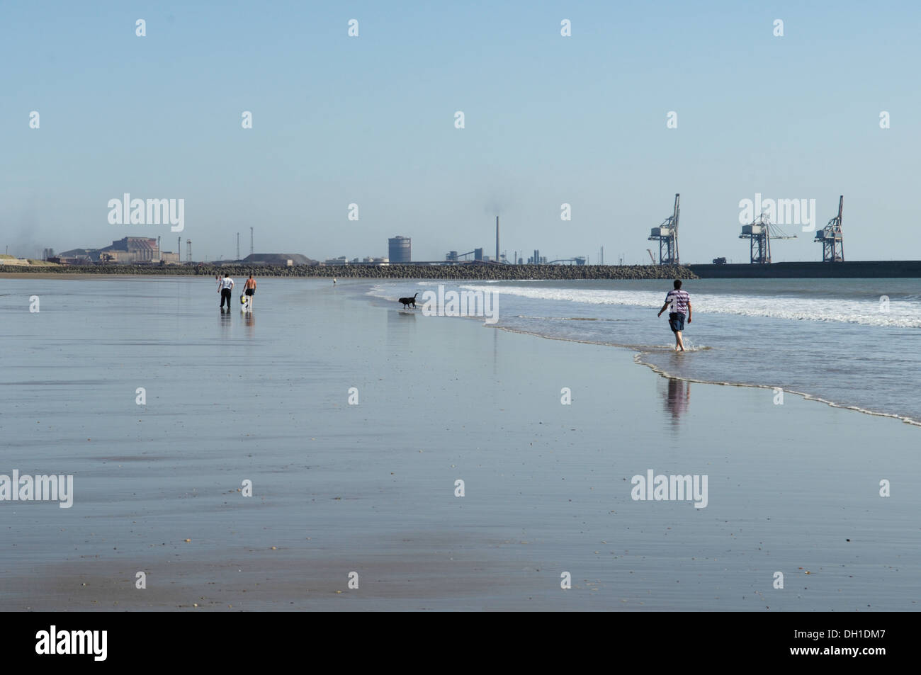 Sandstrand, beliebt bei Surfern, kite-Flyer und Hund Spaziergänger. Die Krane von Port Talbot Docks können im Hintergrund zu sehen. Stockfoto