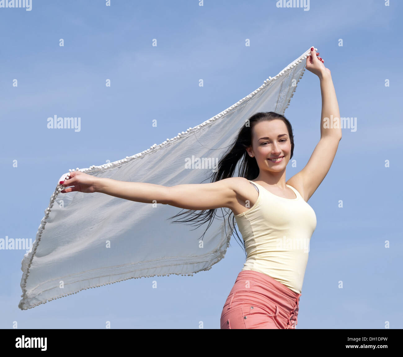 Frau mit weißem Tuch im wind Stockfoto