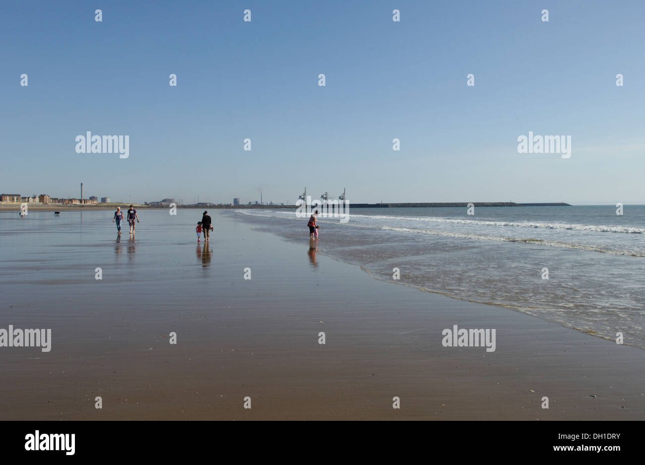 Sandstrand, beliebt bei Surfern, kite-Flyer und Hund Spaziergänger. Die Krane von Port Talbot Docks können im Hintergrund zu sehen. Stockfoto