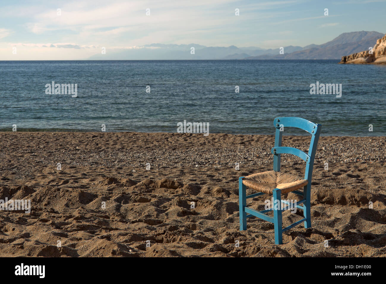 Mediterrane Stimmung und eine typisch griechische blauer Stuhl in Matala, auf die Bucht von Messara, Region Heraklion, Kreta, Griechenland. Stockfoto